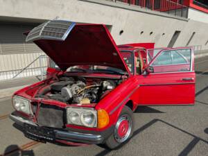 Image 52/65 of Mercedes-Benz 200 D (1982)