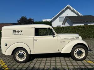 Image 4/38 of Renault Juvaquatre (1954)