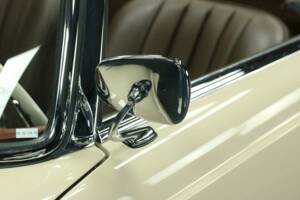 Image 46/50 of Mercedes-Benz 230 SL (1967)