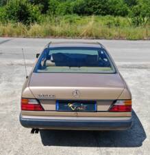Image 7/42 of Mercedes-Benz 300 CE (1988)