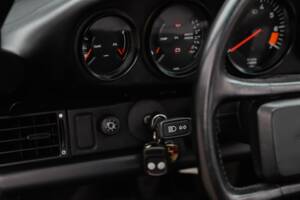 Image 67/108 de Porsche 911 Carrera 3.2 (1989)