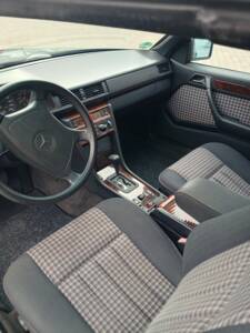 Image 10/29 of Mercedes-Benz E 200 (1995)
