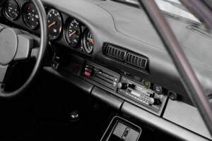 Image 25/46 de Porsche 911 Carrera 3.2 (1984)