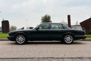Image 3/14 of Jaguar XJ 8 Executive (1998)
