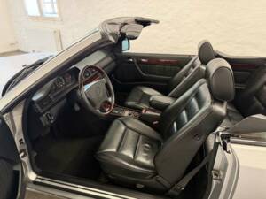 Imagen 20/27 de Mercedes-Benz E 200 (1995)
