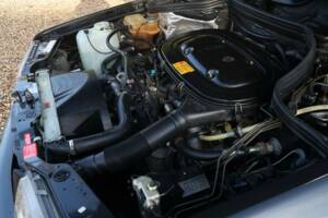 Image 21/50 of Mercedes-Benz 200 E (1992)