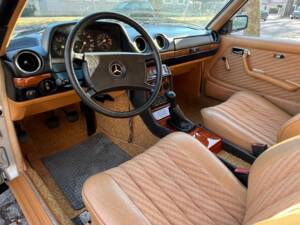 Immagine 2/8 di Mercedes-Benz 230 CE (1982)