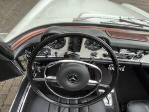 Image 59/100 of Mercedes-Benz 280 SL (1970)