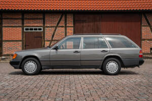 Image 10/66 of Mercedes-Benz 200 TE (1989)
