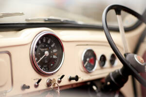 Image 13/22 of Morris Minor 1000 (1958)