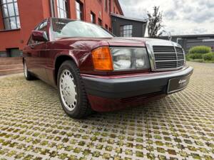 Image 34/40 of Mercedes-Benz 190 E (1982)