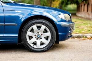 Image 20/38 of BMW 325i (2002)