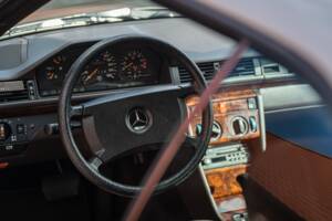Immagine 24/73 di Mercedes-Benz 300 CE (1991)
