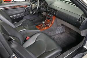 Image 18/33 of Mercedes-Benz SL 500 (2001)