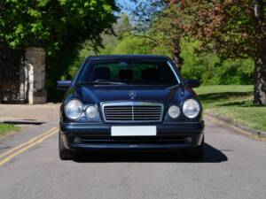 Immagine 11/50 di Mercedes-Benz E 55 AMG (1999)