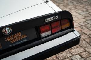 Image 19/40 of Alfa Romeo 2.0 Spider (1987)