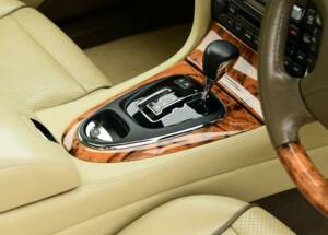 Image 20/50 of Jaguar XJ 8 4.2 (2008)