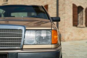 Image 15/46 de Mercedes-Benz 300 CE (1988)
