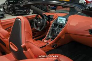 Image 20/25 of Aston Martin DBS Superleggera Volante (2020)