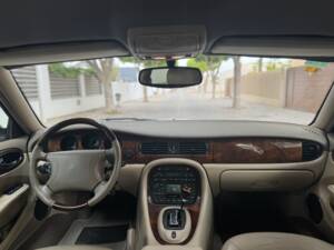 Image 9/10 of Jaguar XJ 8 Executive (2000)