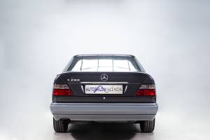 Bild 7/30 von Mercedes-Benz E 280 Unikat (1994)