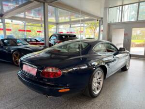 Image 28/35 of Jaguar XK8 4.0 (2002)