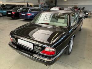 Image 32/50 of Jaguar XJ 8 Sovereign (2000)