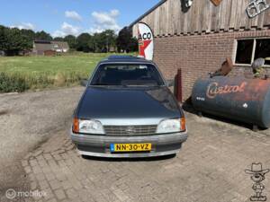 Image 2/35 de Opel Rekord 2,0 E (1985)