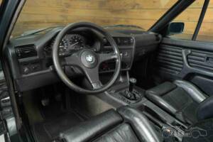 Image 18/19 of BMW 320i (1989)