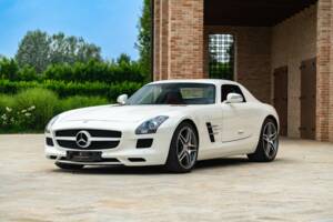 Image 2/50 of Mercedes-Benz SLS AMG (2010)