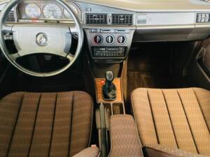 Image 8/12 de Mercedes-Benz 190 E 2.6 (1988)