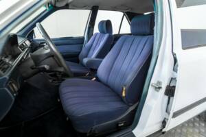 Image 14/50 of Mercedes-Benz 200 (1986)