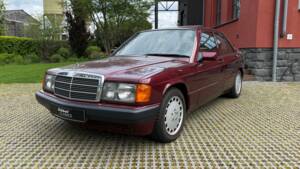 Image 1/42 de Mercedes-Benz 190 E 1.8 Avantgarde "Rosso" (1992)