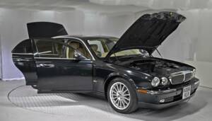 Image 17/50 of Jaguar XJ 8 4.2 (2006)