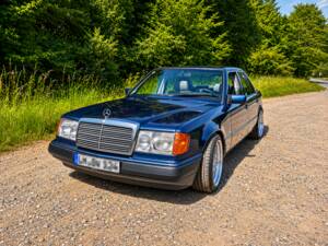 Afbeelding 2/54 van Mercedes-Benz 200 E (1992)