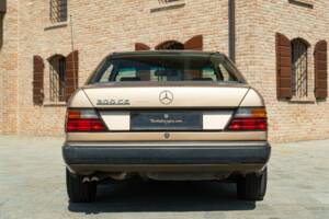 Bild 8/46 von Mercedes-Benz 300 CE (1988)