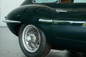 Image 25/50 de Jaguar E-Type (1970)