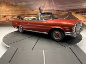 Image 17/49 de Mercedes-Benz 280 SE 3,5 (1971)
