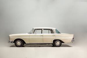 Bild 5/32 von Mercedes-Benz 220 SE b (1965)