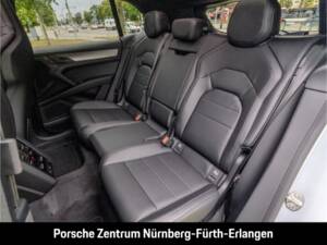 Image 26/50 of Porsche Cayenne S Electric (2026)
