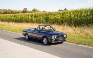 Immagine 2/35 di BMW 320i (1988)