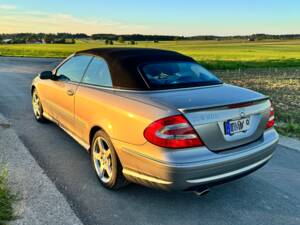 Immagine 3/17 di Mercedes-Benz CLK 500 (2005)