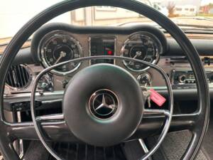 Image 22/36 of Mercedes-Benz 280 SL (1968)
