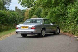 Immagine 9/50 di Jaguar XJ 8 Executive (2002)