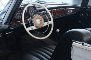 Image 14/49 of Mercedes-Benz 220 SE b (1962)