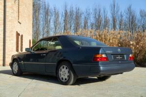 Afbeelding 6/50 van Mercedes-Benz 200 CE (1992)