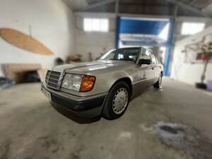Image 1/8 of Mercedes-Benz 300 E-24 (1992)