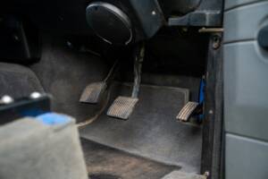 Image 38/50 of Land Rover Defender 90 "50th Anniversary" (1998)