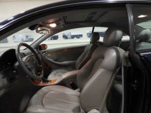 Immagine 5/15 di Mercedes-Benz CLK 320 (2002)