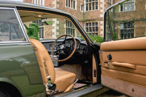 Image 7/28 of Aston Martin DB 6 Mk II (1970)